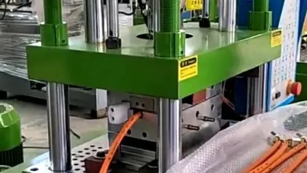 Enchufe de corriente alterna de CC que hace la máquina de moldeo por inyección de plástico vertical